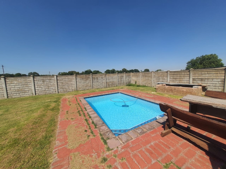3 Bedroom Property for Sale in Mullerstuine Gauteng
