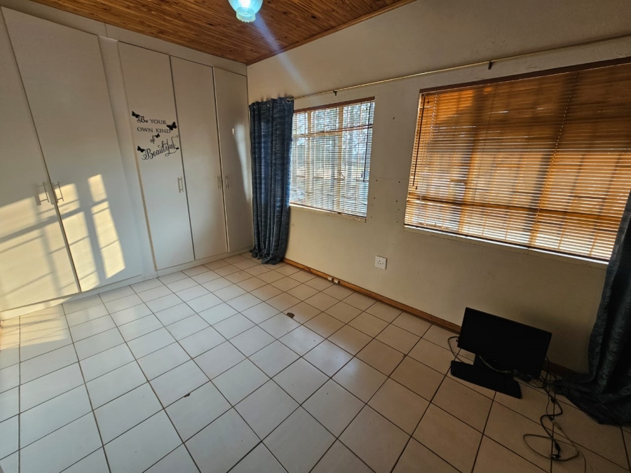 5 Bedroom Property for Sale in Miravaal Gauteng