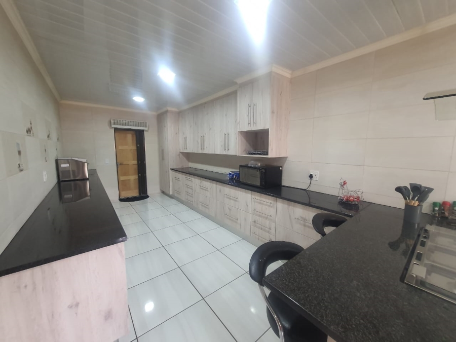 4 Bedroom Property for Sale in Mullerstuine Gauteng