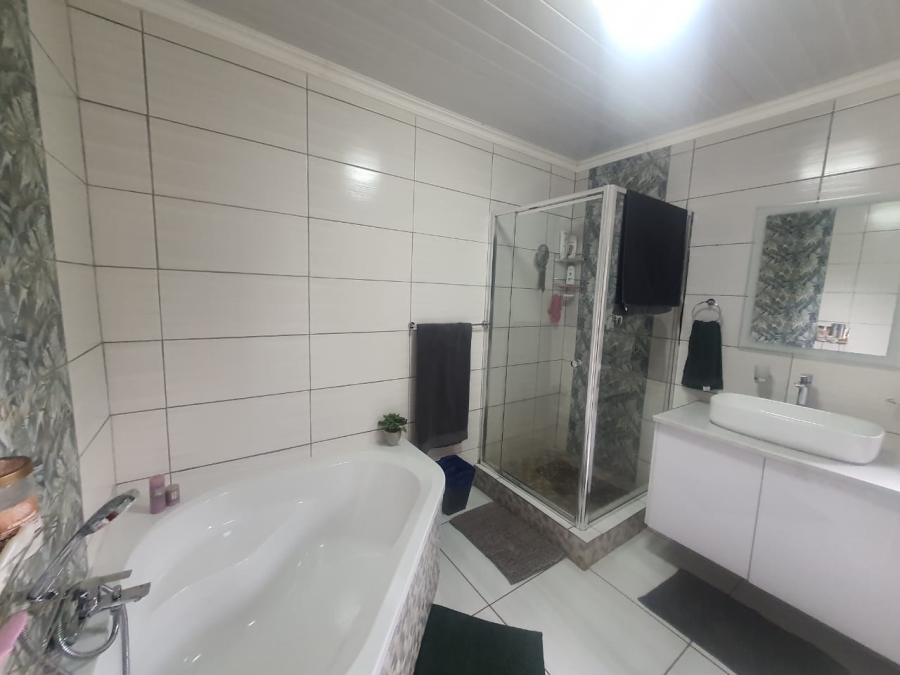 4 Bedroom Property for Sale in Mullerstuine Gauteng