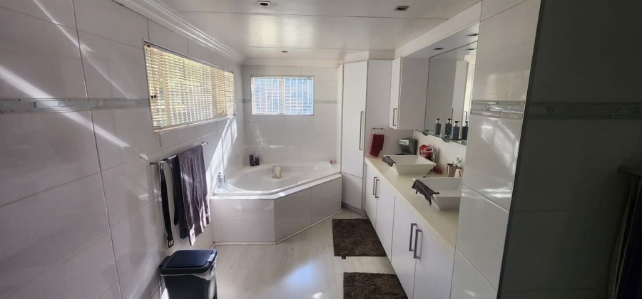 4 Bedroom Property for Sale in Mantevrede Gauteng