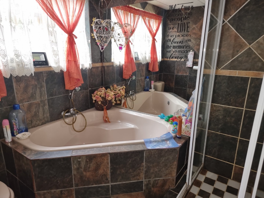 5 Bedroom Property for Sale in Lochvaal Gauteng
