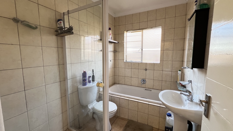 2 Bedroom Property for Sale in Greenhills Gauteng