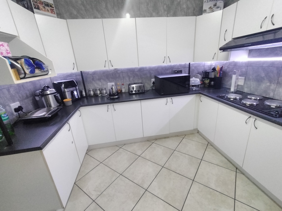 5 Bedroom Property for Sale in The Orchards Gauteng