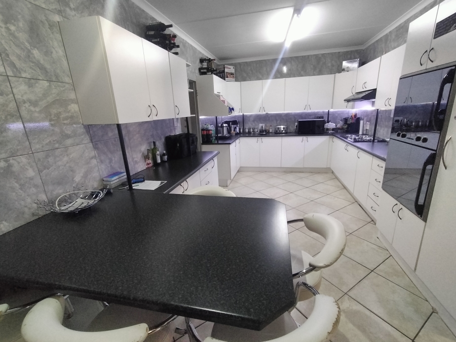 5 Bedroom Property for Sale in The Orchards Gauteng