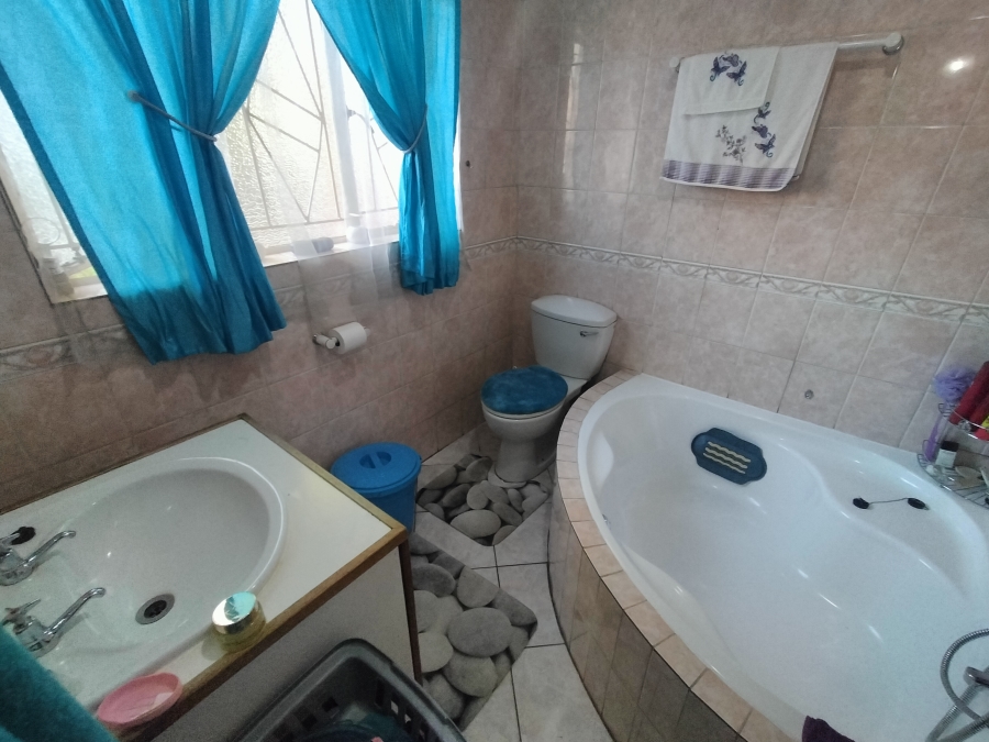 5 Bedroom Property for Sale in The Orchards Gauteng