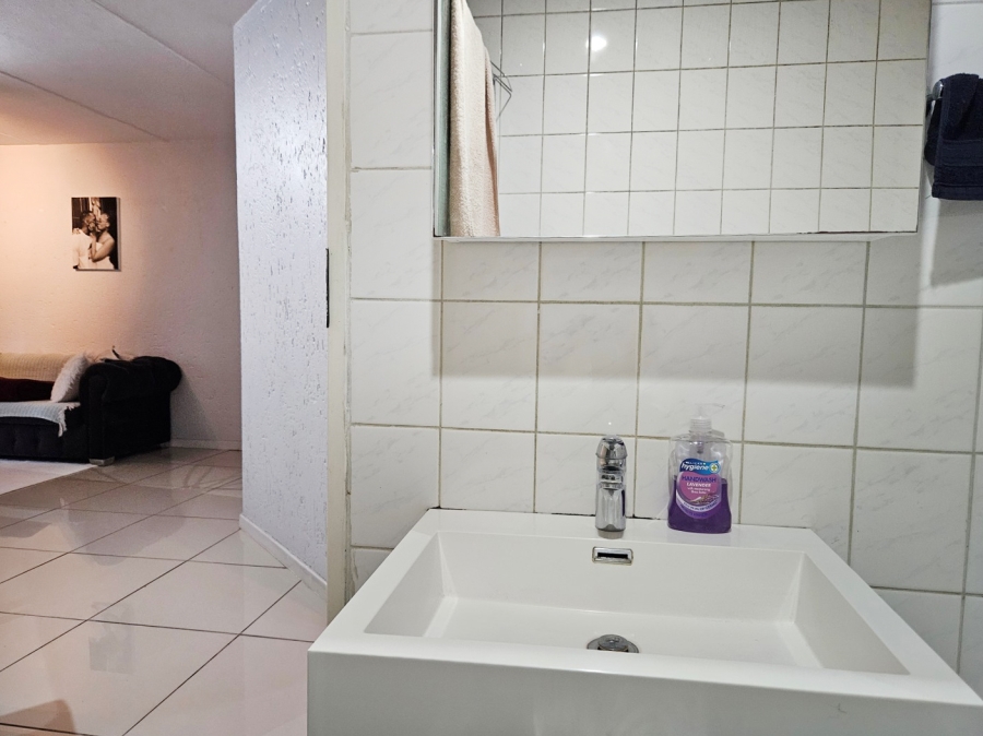 To Let 1 Bedroom Property for Rent in Eltonhill Gauteng