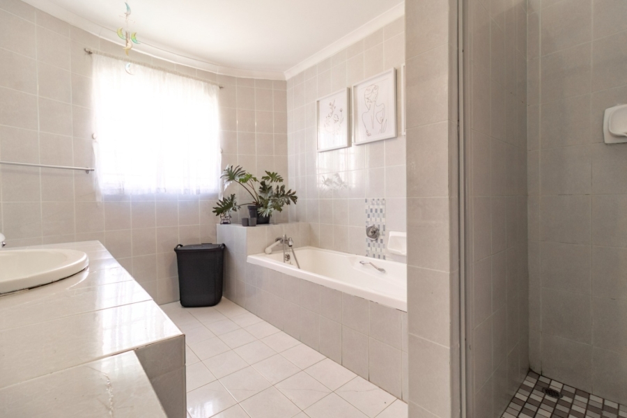 5 Bedroom Property for Sale in The Hill Gauteng