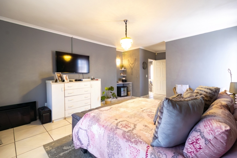 5 Bedroom Property for Sale in The Hill Gauteng