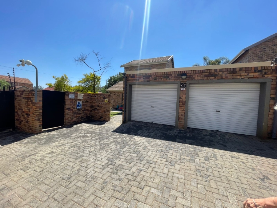 3 Bedroom Property for Sale in Wilgeheuwel Gauteng
