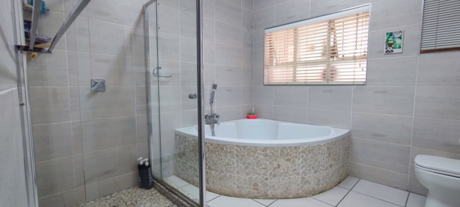 4 Bedroom Property for Sale in Eldoraigne Gauteng