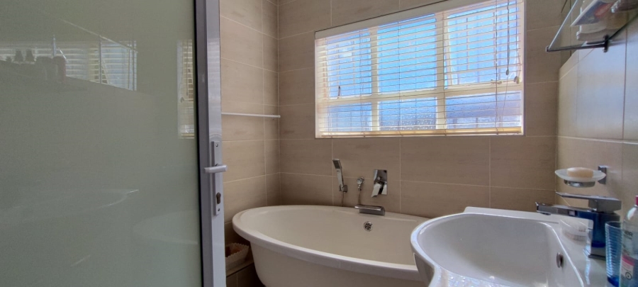 4 Bedroom Property for Sale in Eldoraigne Gauteng
