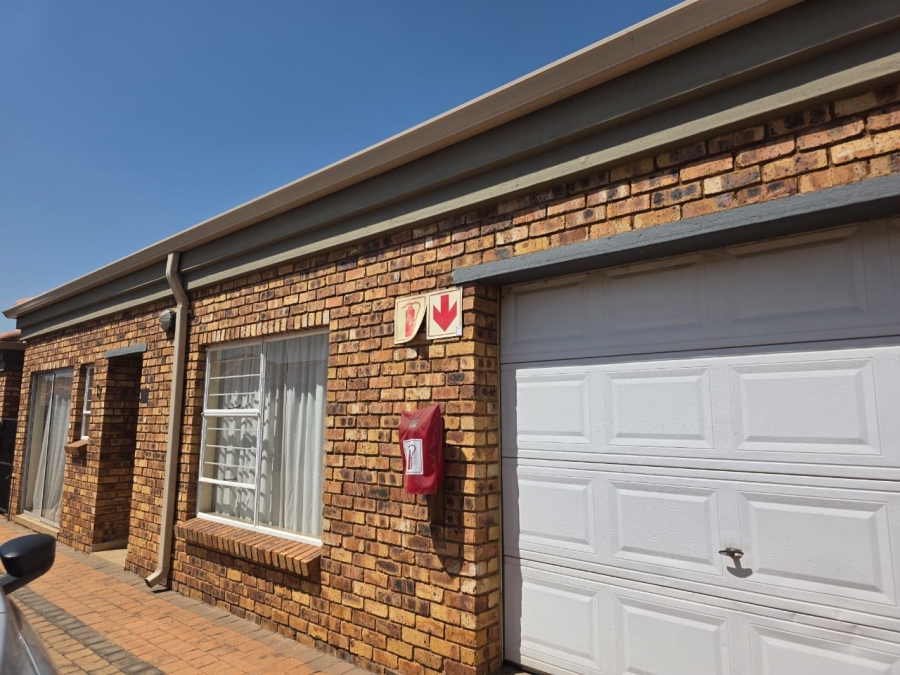 To Let 2 Bedroom Property for Rent in Ravenswood Gauteng