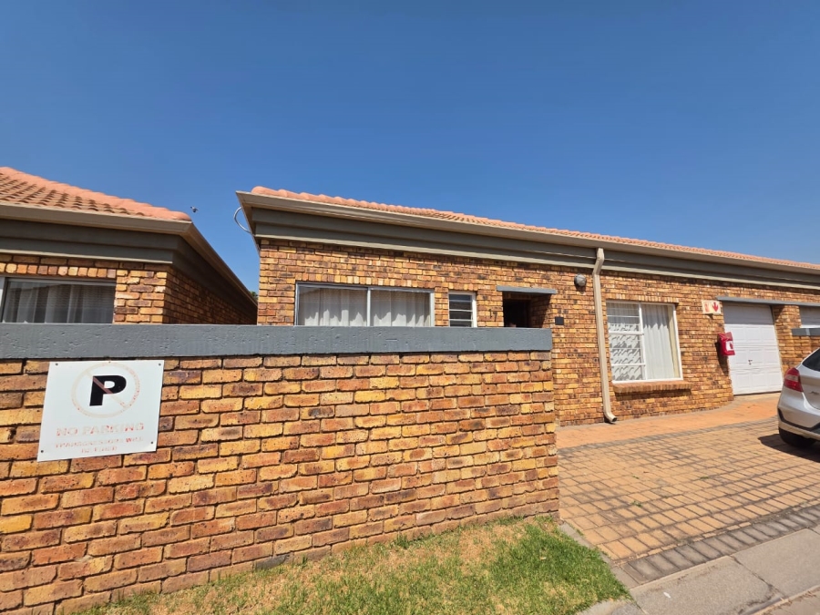 To Let 2 Bedroom Property for Rent in Ravenswood Gauteng
