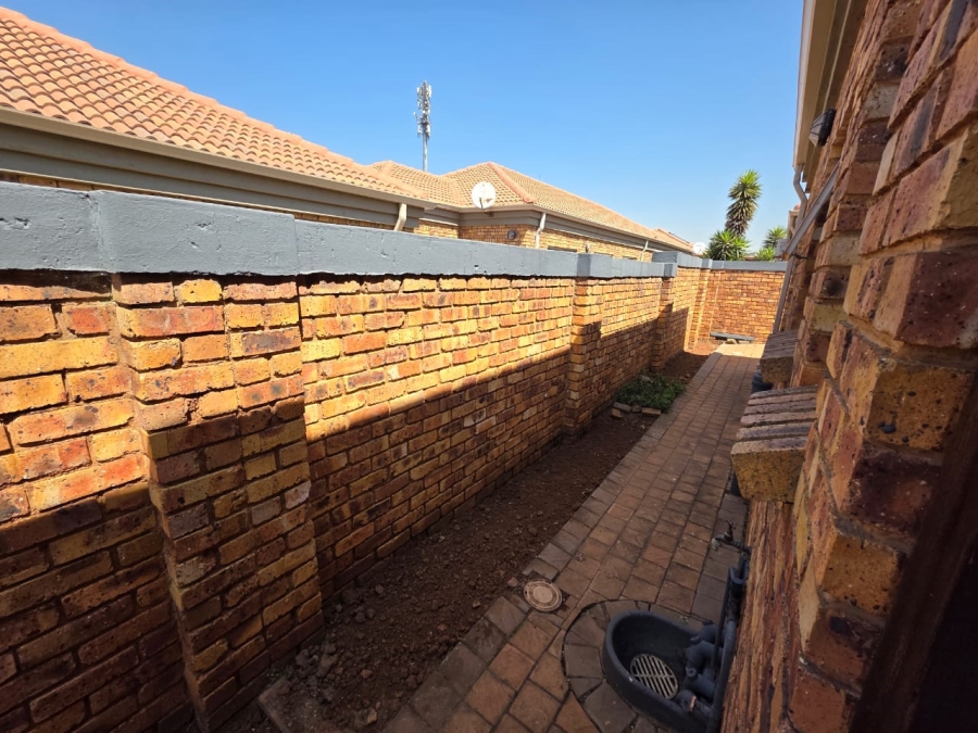To Let 2 Bedroom Property for Rent in Ravenswood Gauteng