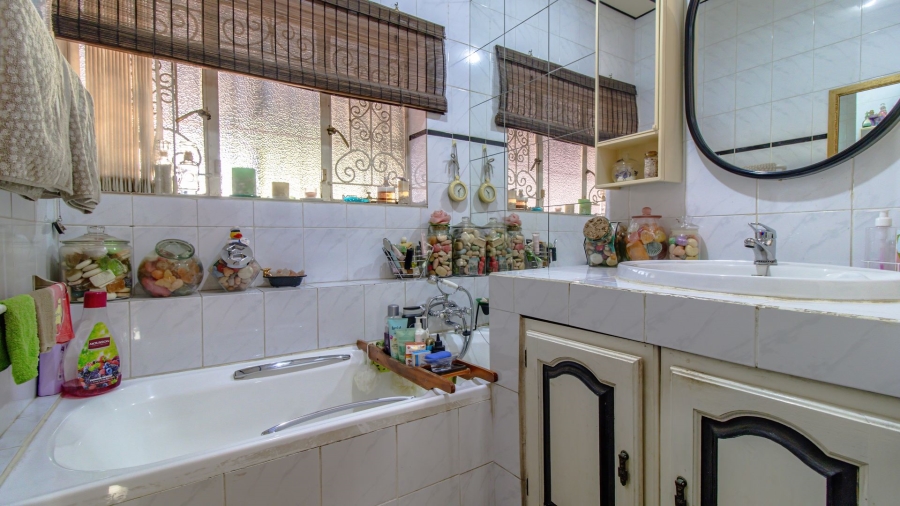 5 Bedroom Property for Sale in Robertsham Gauteng