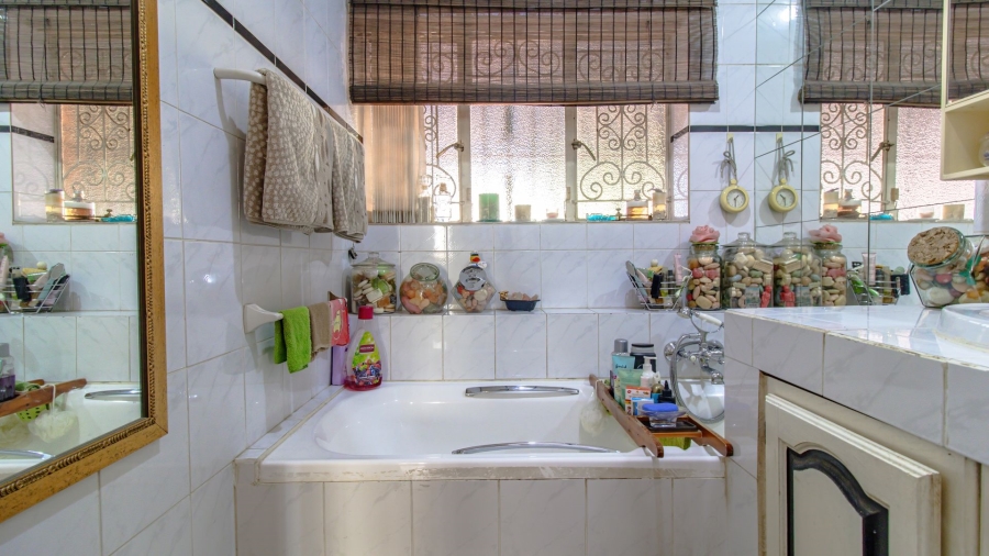 5 Bedroom Property for Sale in Robertsham Gauteng