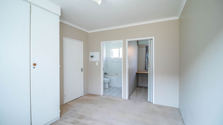 1 Bedroom Property for Sale in Linmeyer Gauteng