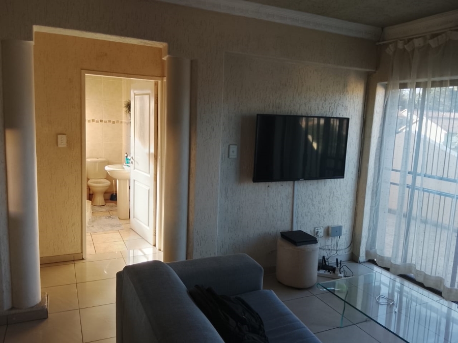 2 Bedroom Property for Sale in Mondeor Gauteng