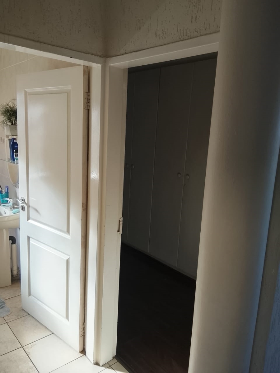 2 Bedroom Property for Sale in Mondeor Gauteng