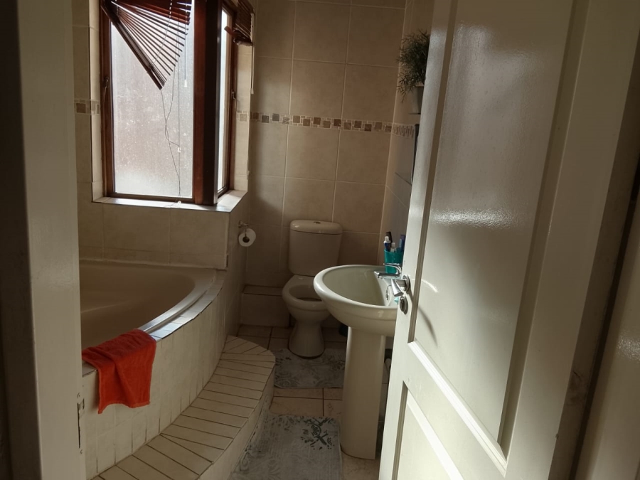 2 Bedroom Property for Sale in Mondeor Gauteng