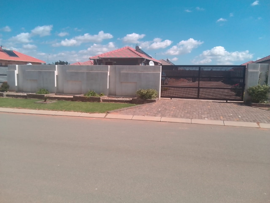 3 Bedroom Property for Sale in Azaadville Gardens Gauteng