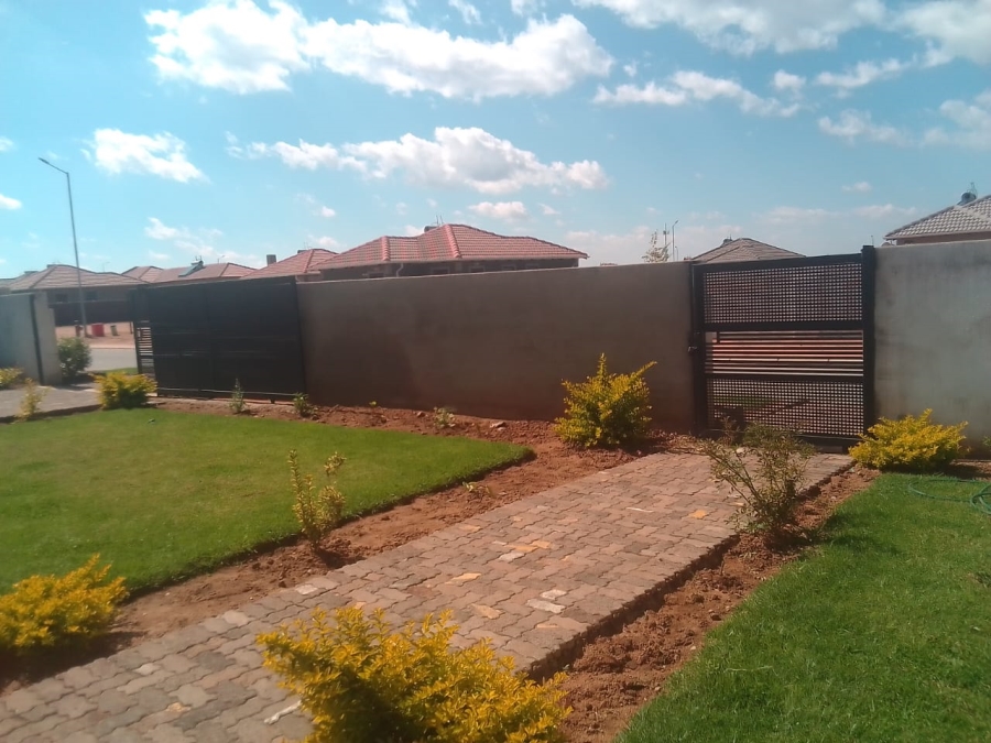 3 Bedroom Property for Sale in Azaadville Gardens Gauteng