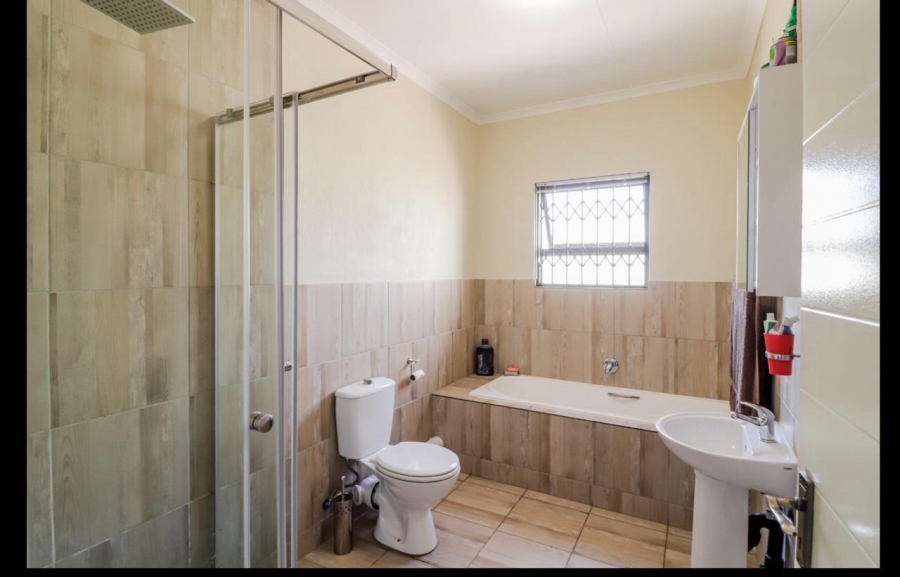 3 Bedroom Property for Sale in Azaadville Gardens Gauteng
