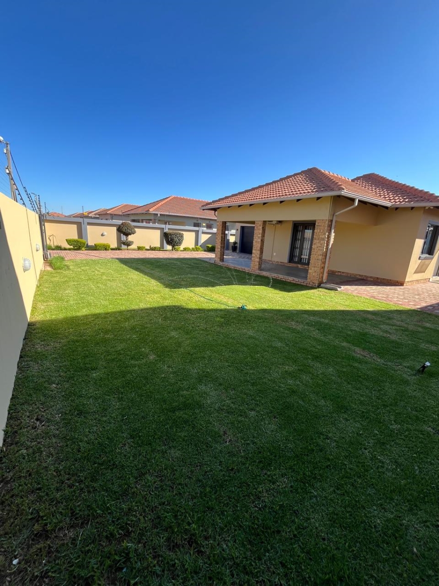 3 Bedroom Property for Sale in Azaadville Gardens Gauteng
