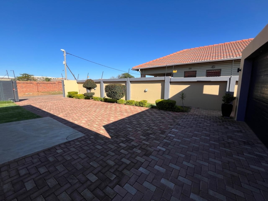 3 Bedroom Property for Sale in Azaadville Gardens Gauteng
