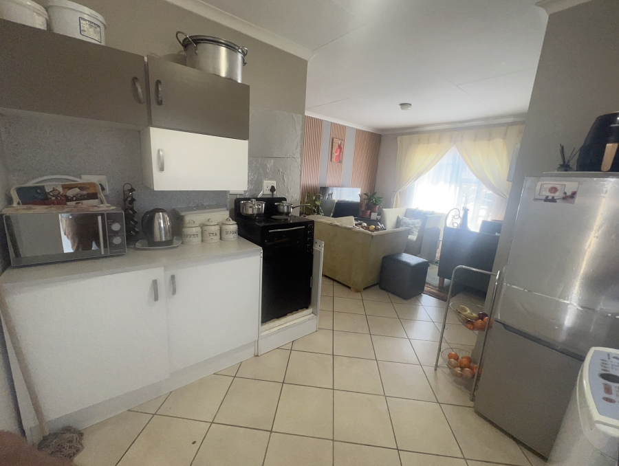 2 Bedroom Property for Sale in Azaadville Gardens Gauteng