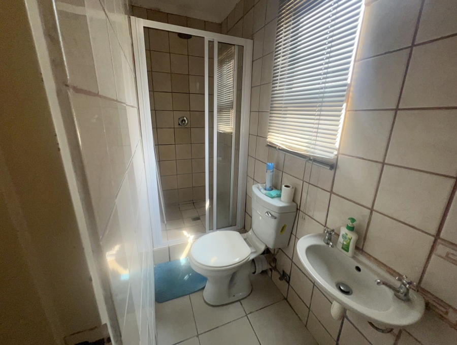 2 Bedroom Property for Sale in Azaadville Gardens Gauteng