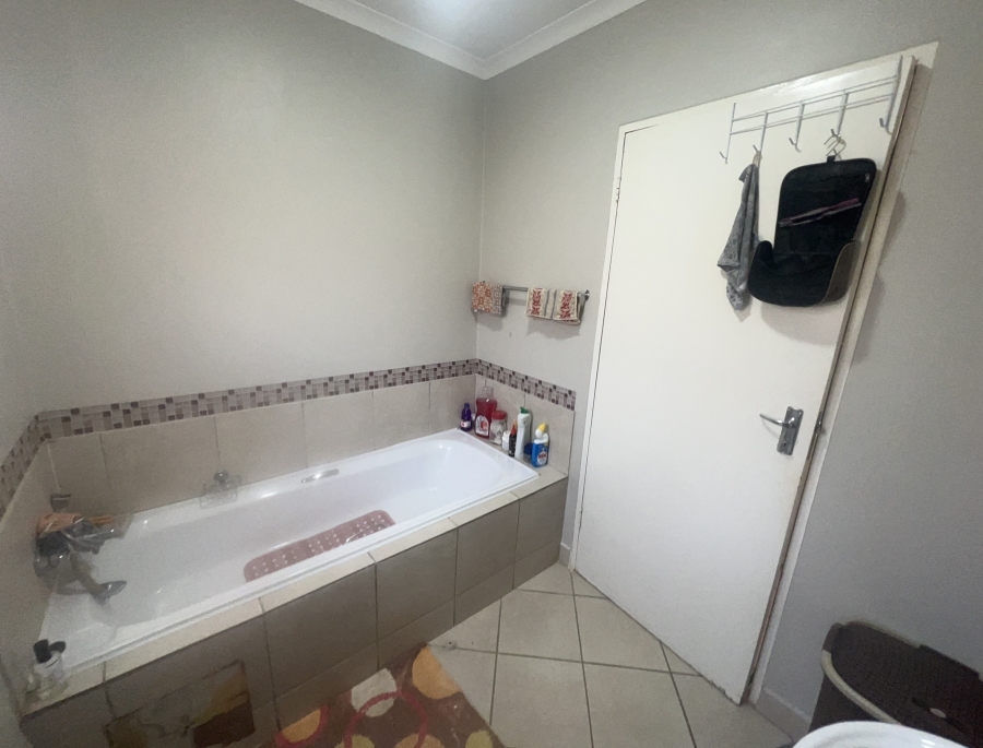 2 Bedroom Property for Sale in Azaadville Gardens Gauteng