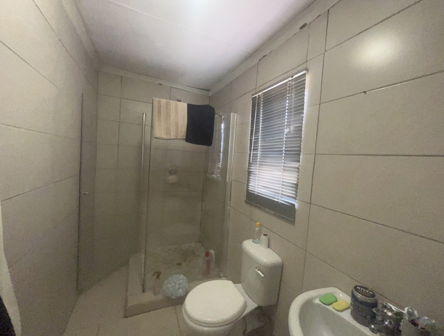 2 Bedroom Property for Sale in Azaadville Gardens Gauteng