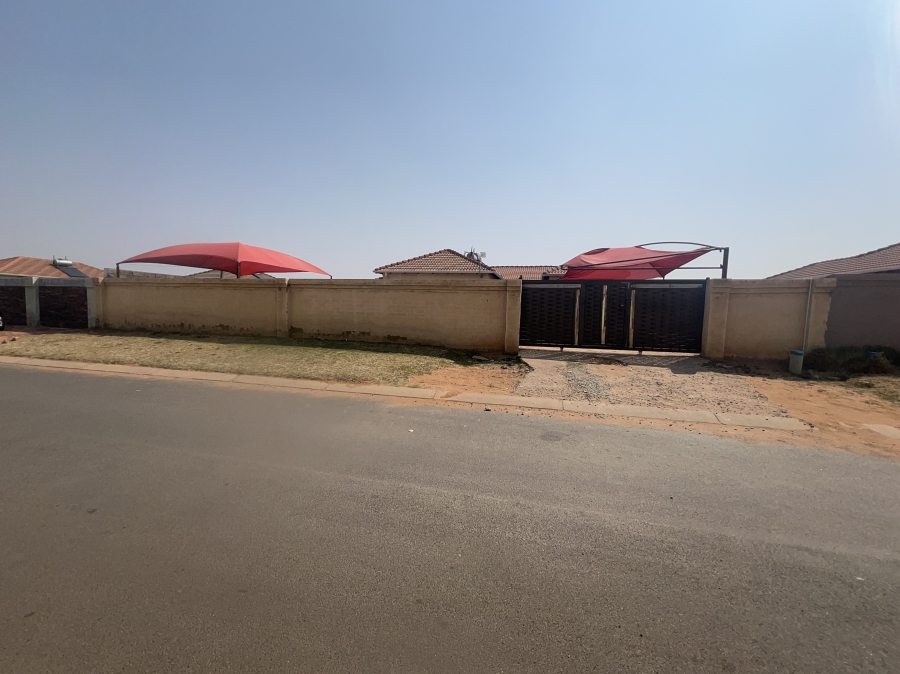 2 Bedroom Property for Sale in Azaadville Gardens Gauteng