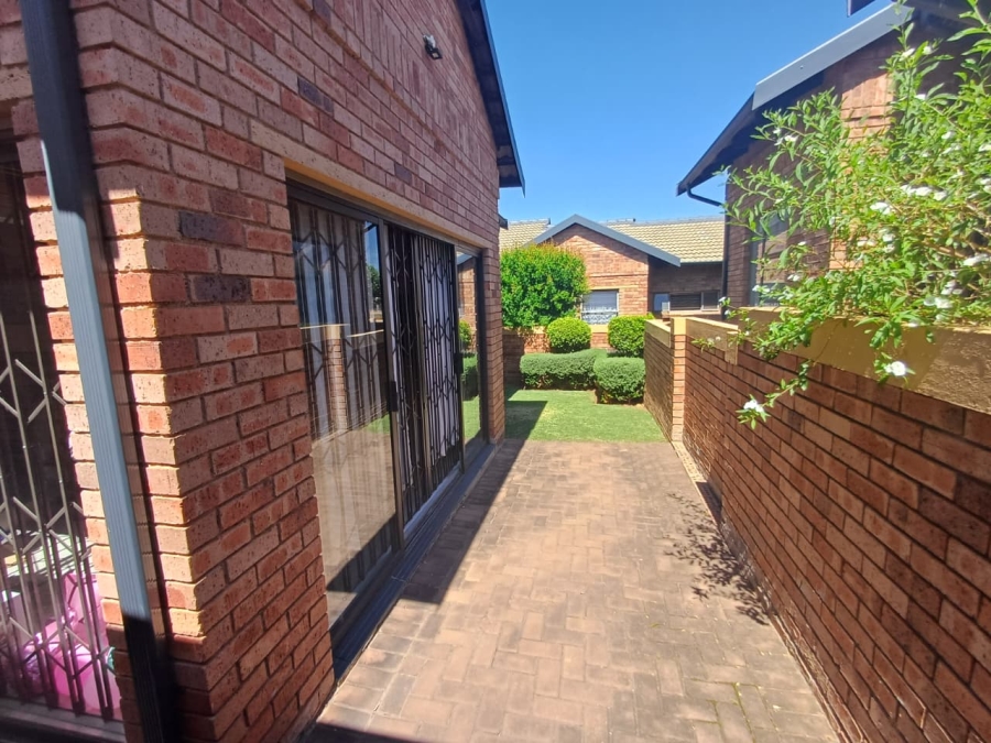 2 Bedroom Property for Sale in Noordheuwel Gauteng