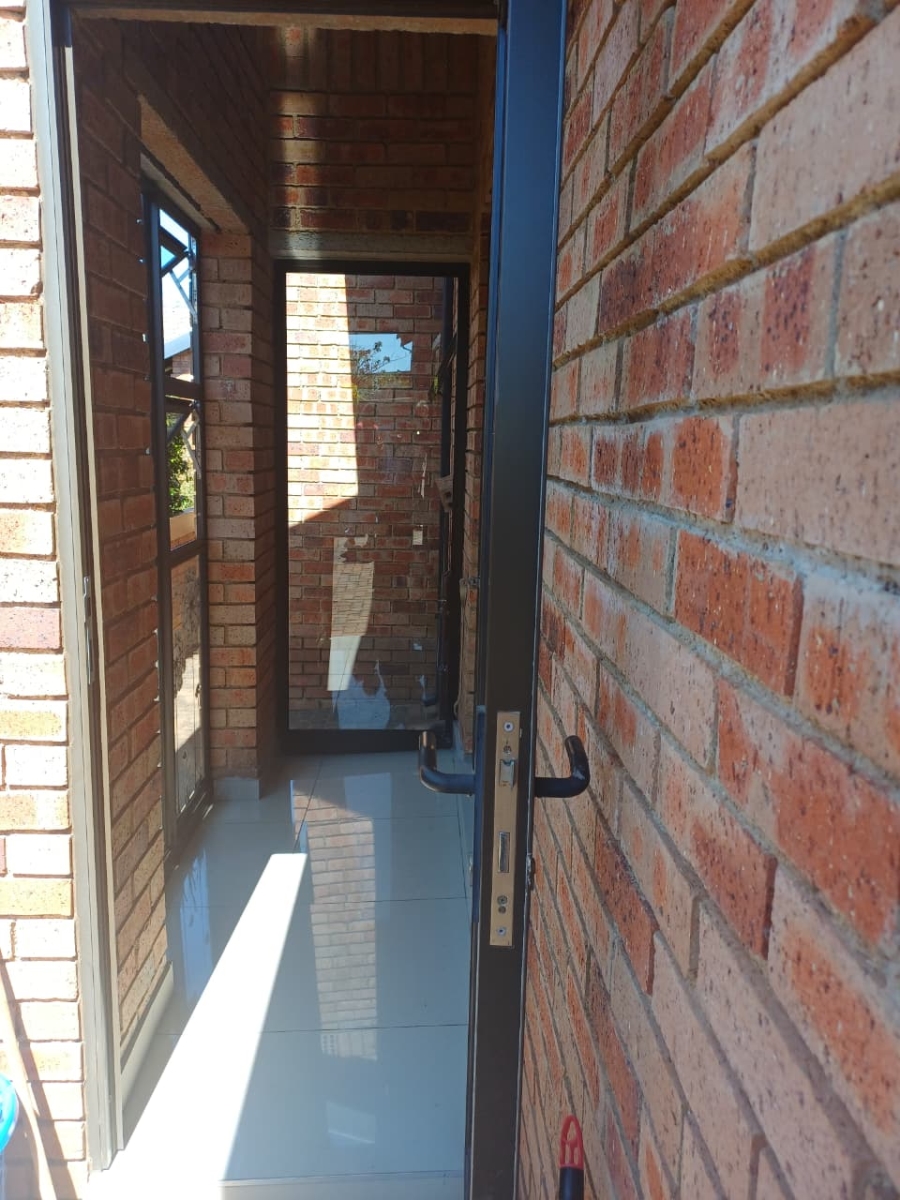 2 Bedroom Property for Sale in Noordheuwel Gauteng
