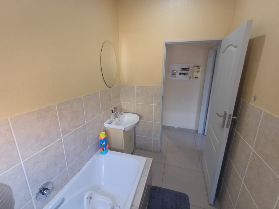 2 Bedroom Property for Sale in Noordheuwel Gauteng