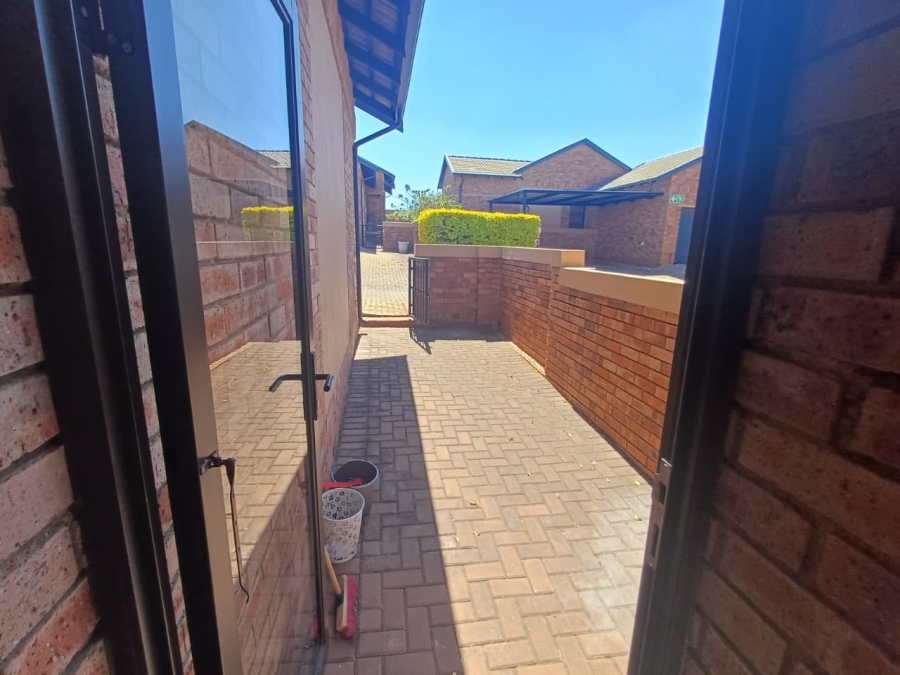 2 Bedroom Property for Sale in Noordheuwel Gauteng