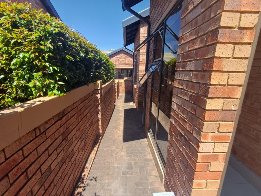 2 Bedroom Property for Sale in Noordheuwel Gauteng