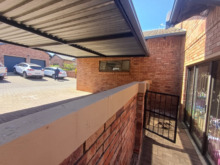 2 Bedroom Property for Sale in Noordheuwel Gauteng
