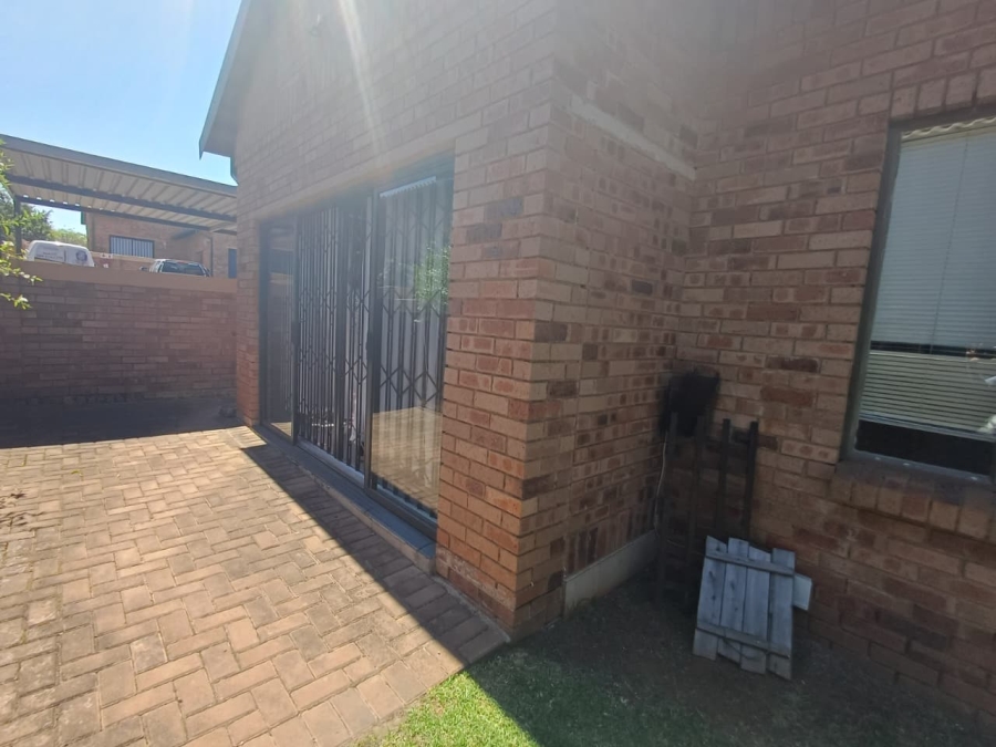 2 Bedroom Property for Sale in Noordheuwel Gauteng