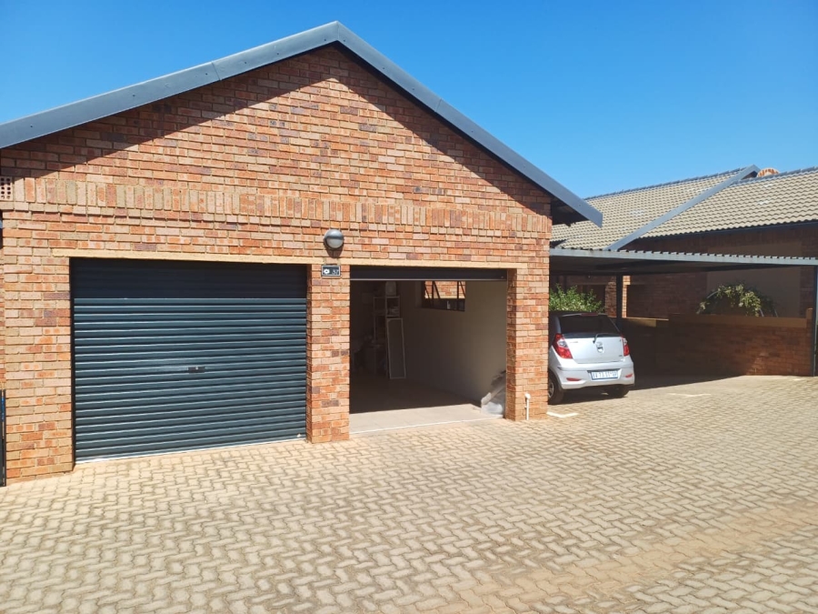 2 Bedroom Property for Sale in Noordheuwel Gauteng
