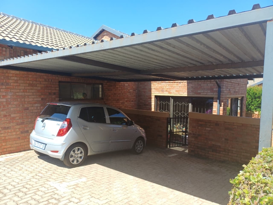 2 Bedroom Property for Sale in Noordheuwel Gauteng