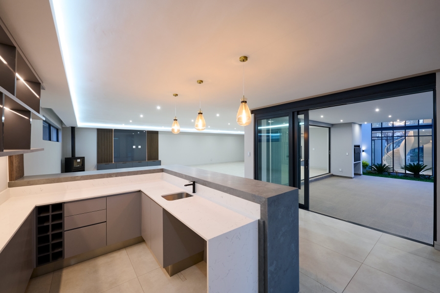 5 Bedroom Property for Sale in Waterfall Country Estate Gauteng
