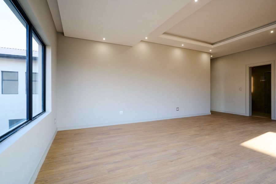 5 Bedroom Property for Sale in Waterfall Country Estate Gauteng