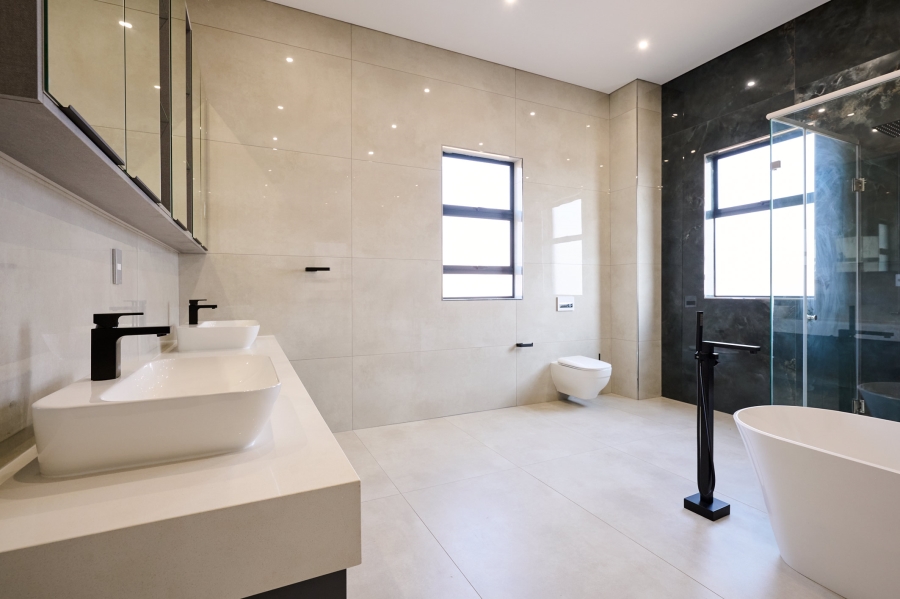 5 Bedroom Property for Sale in Waterfall Country Estate Gauteng