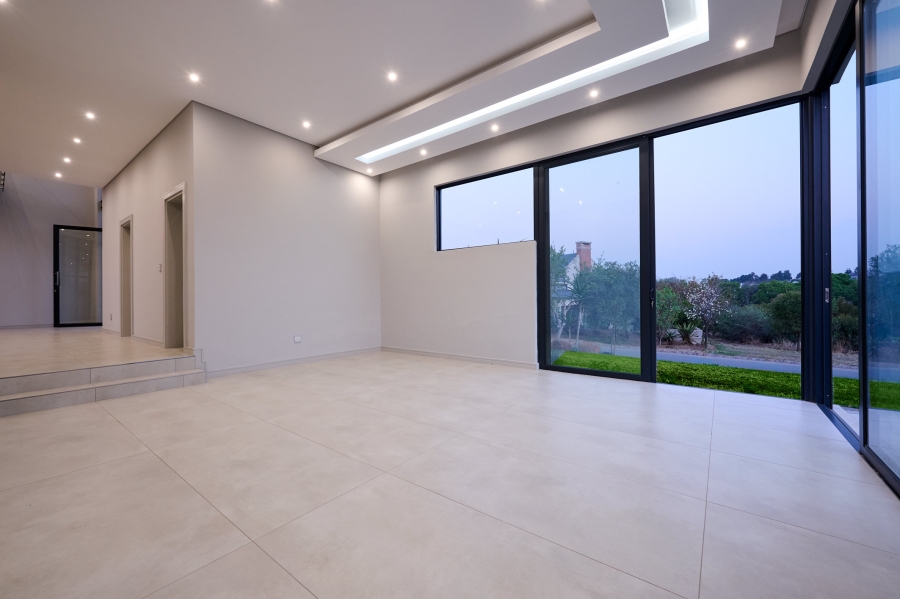 5 Bedroom Property for Sale in Waterfall Country Estate Gauteng