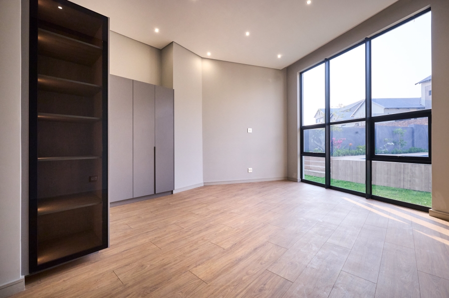 5 Bedroom Property for Sale in Waterfall Country Estate Gauteng