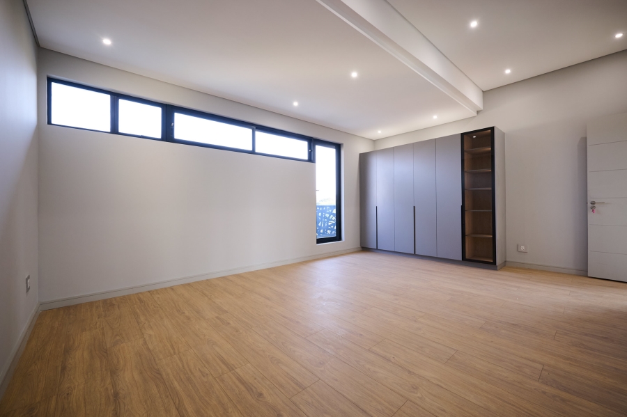 5 Bedroom Property for Sale in Waterfall Country Estate Gauteng